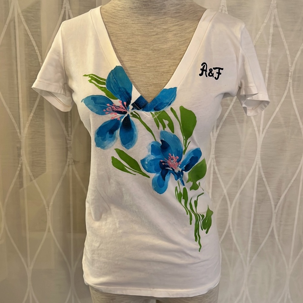 Abercrombie&Fitch woman’s t-shirt 🌺